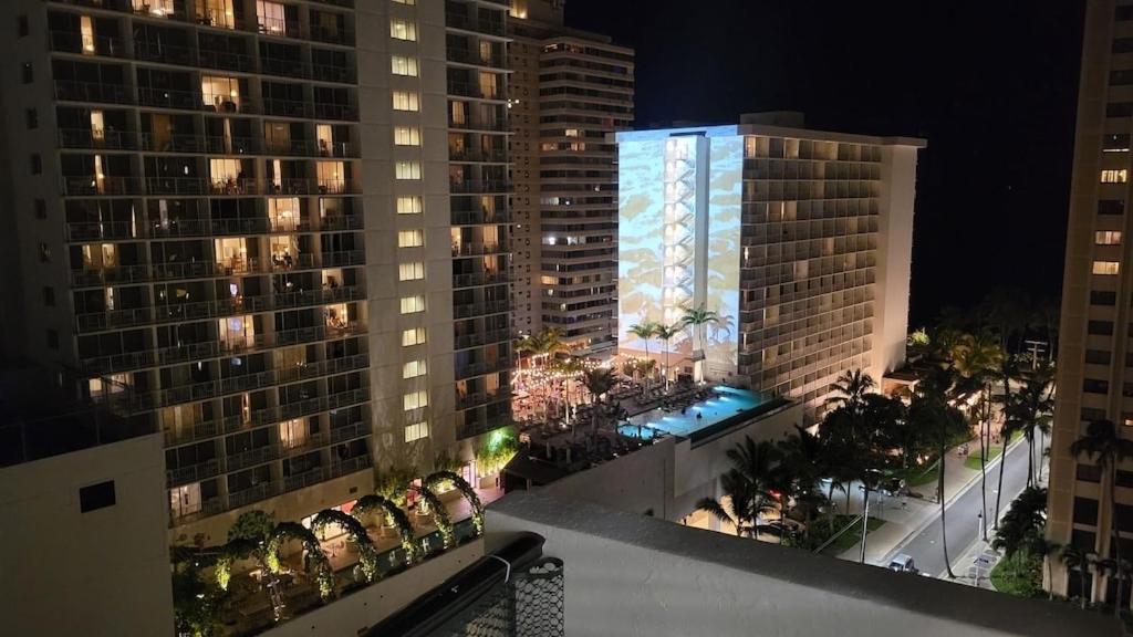 Waikiki Condo 2 Bedrooms 2 Bathrooms With 1 Free Parking Space Гонолулу Экстерьер фото